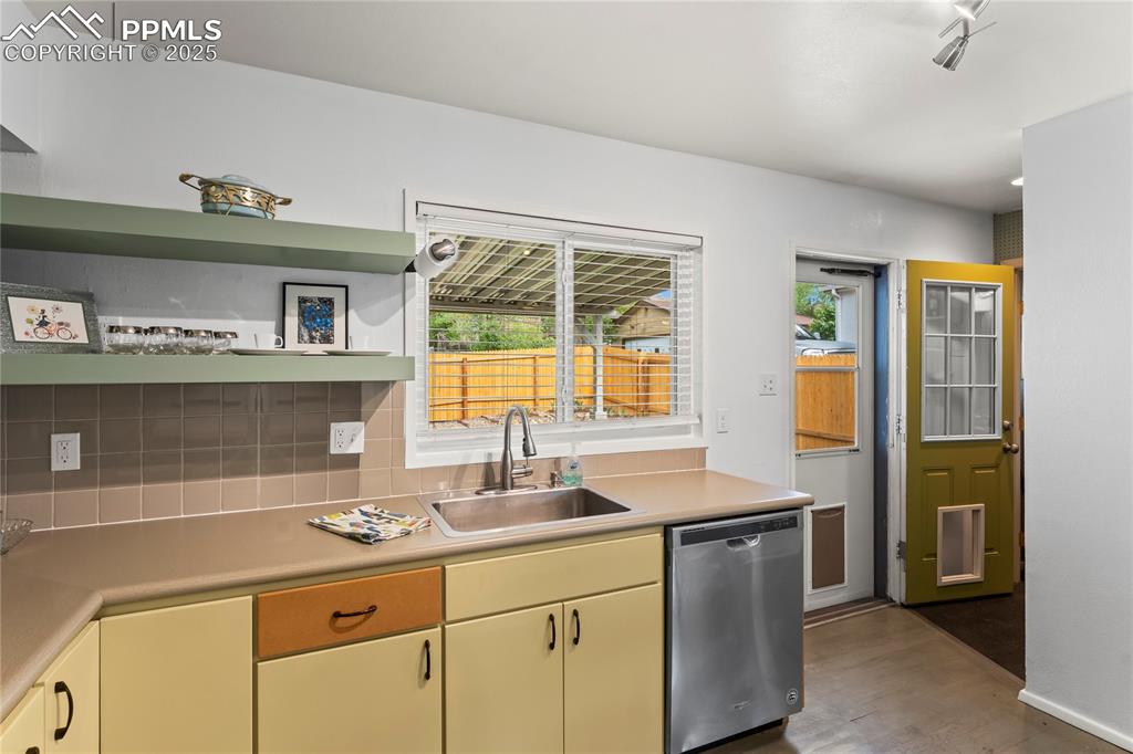 Image 10 of 30: Kitchen