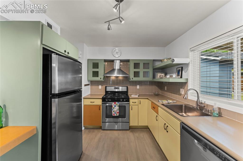 Image 11 of 30: Kitchen