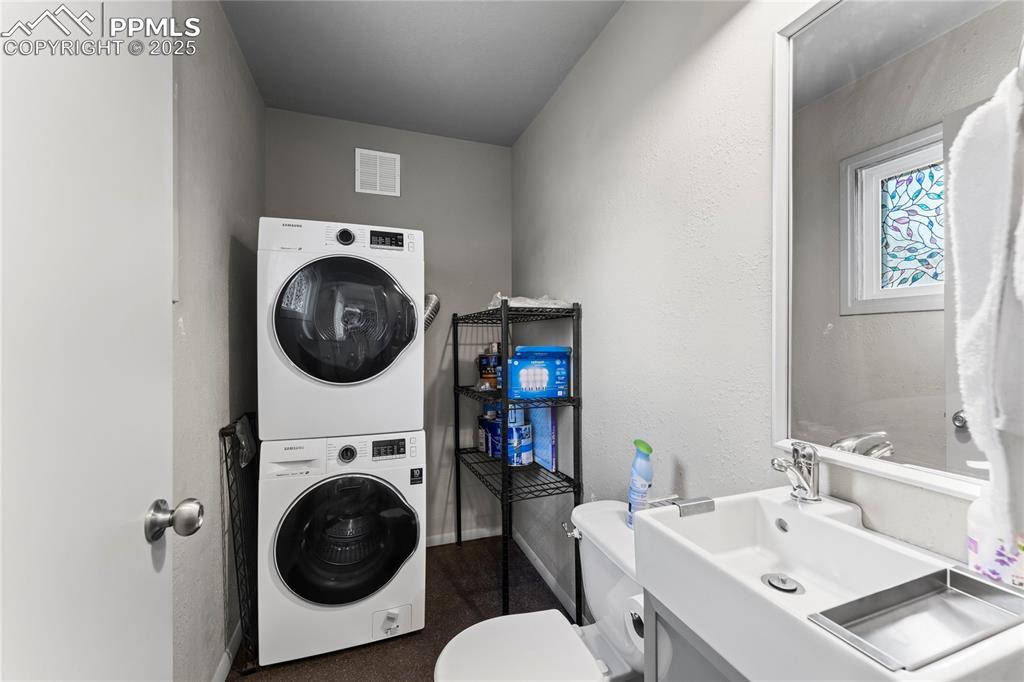 Image 16 of 30: Laundry