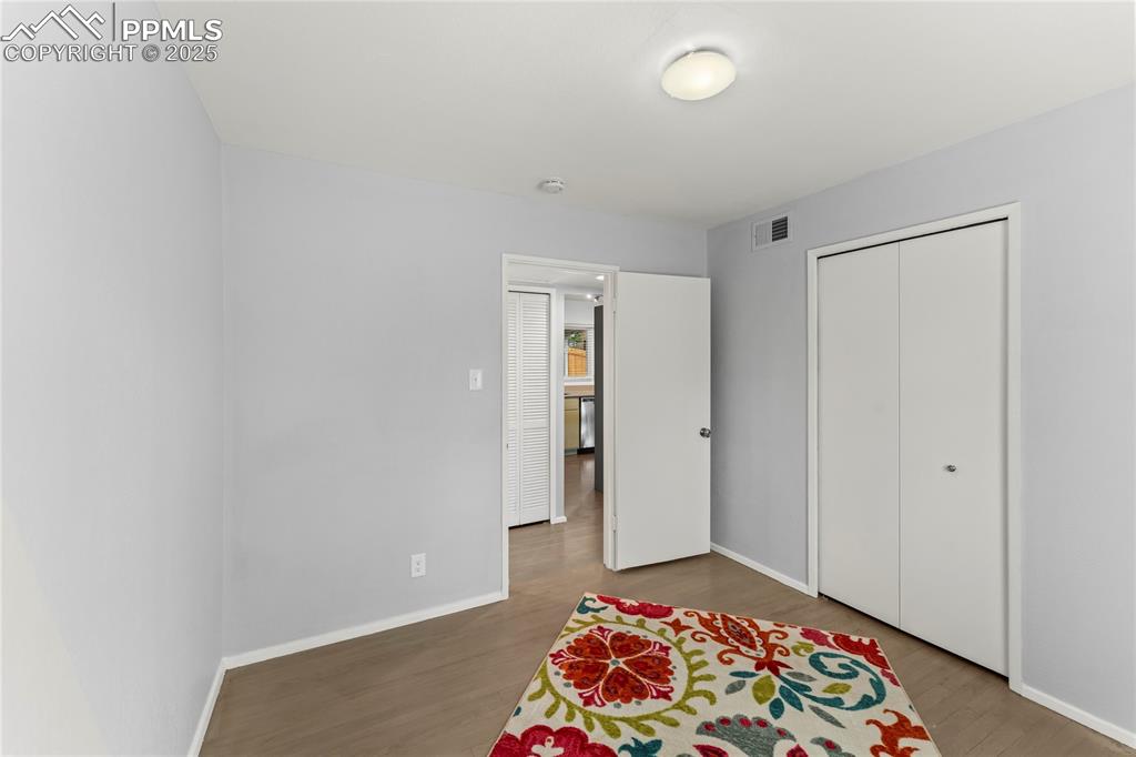 Image 18 of 30: Bedroom