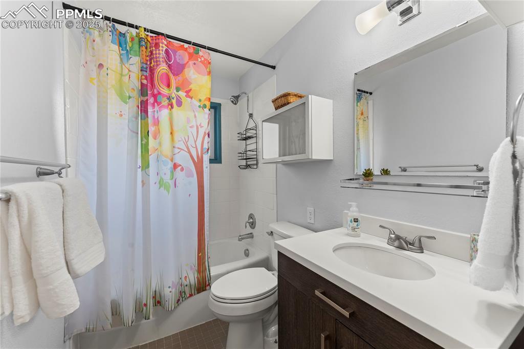 Image 19 of 30: Bathroom
