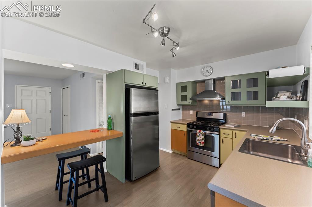 Image 9 of 30: Kitchen