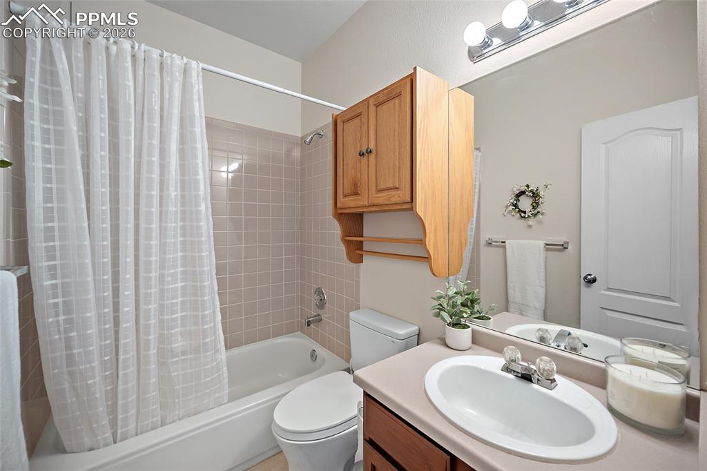 Image 23 of 47: Bathroom