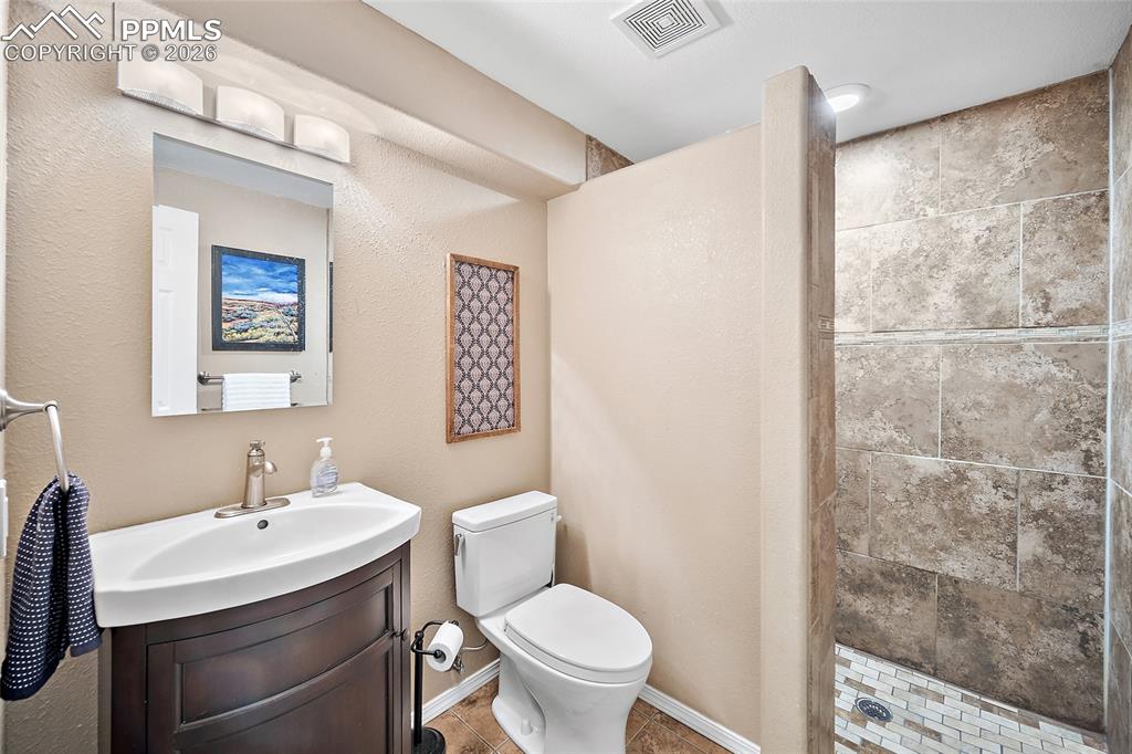 Image 34 of 47: Bathroom