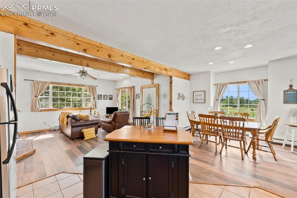 Image 10 of 40: Kitchen