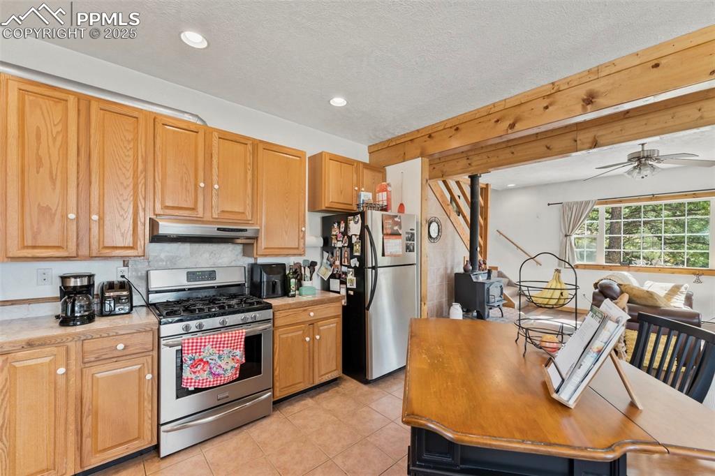 Image 11 of 40: Kitchen