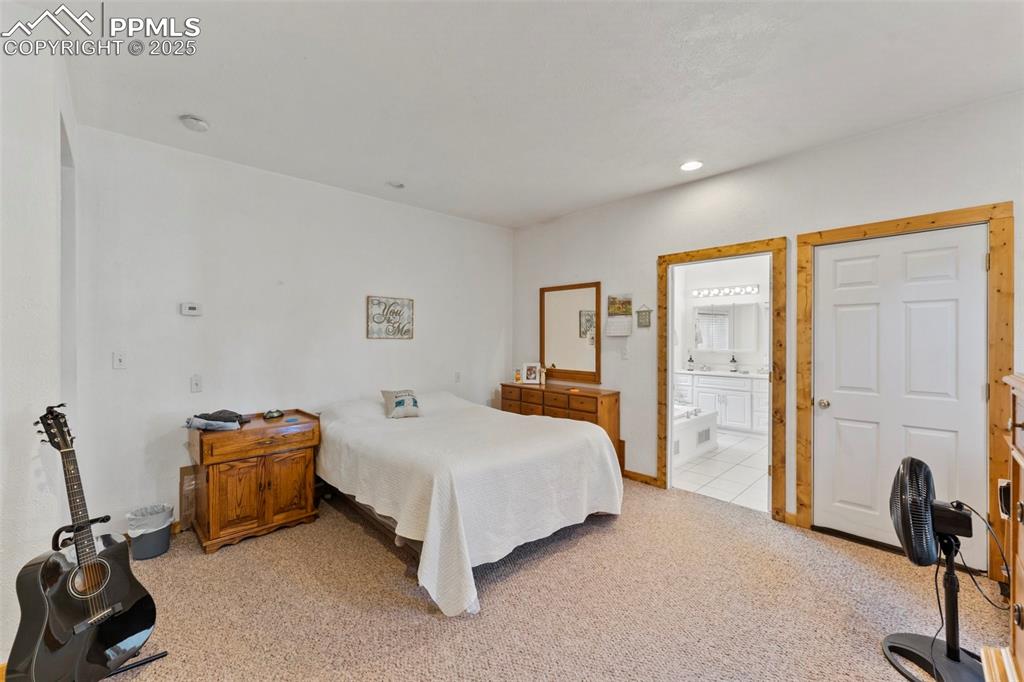 Image 17 of 40: Bedroom