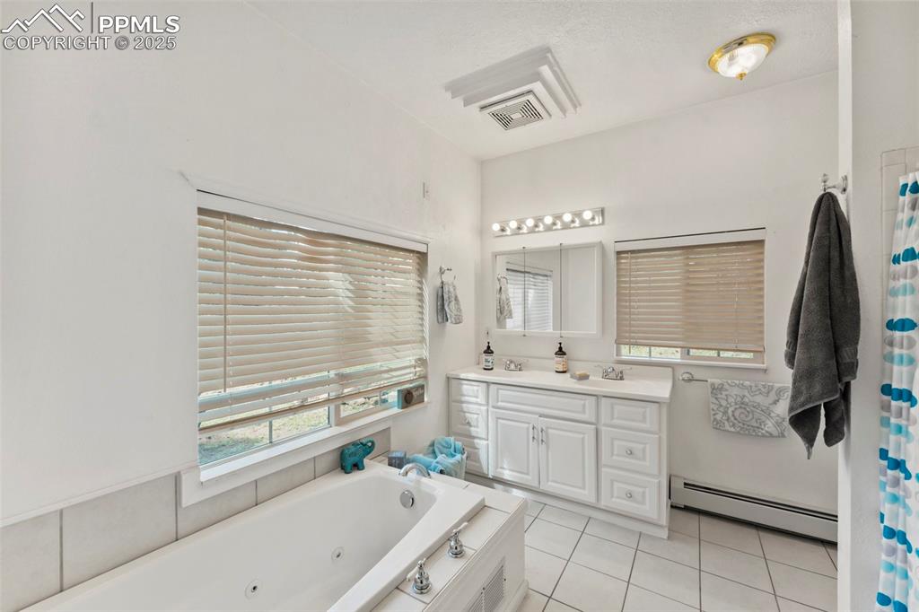 Image 19 of 40: Bathroom