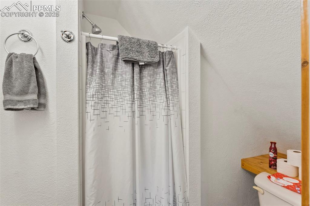 Image 31 of 40: Bathroom
