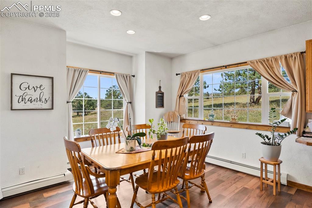 Image 5 of 40: Dining Area