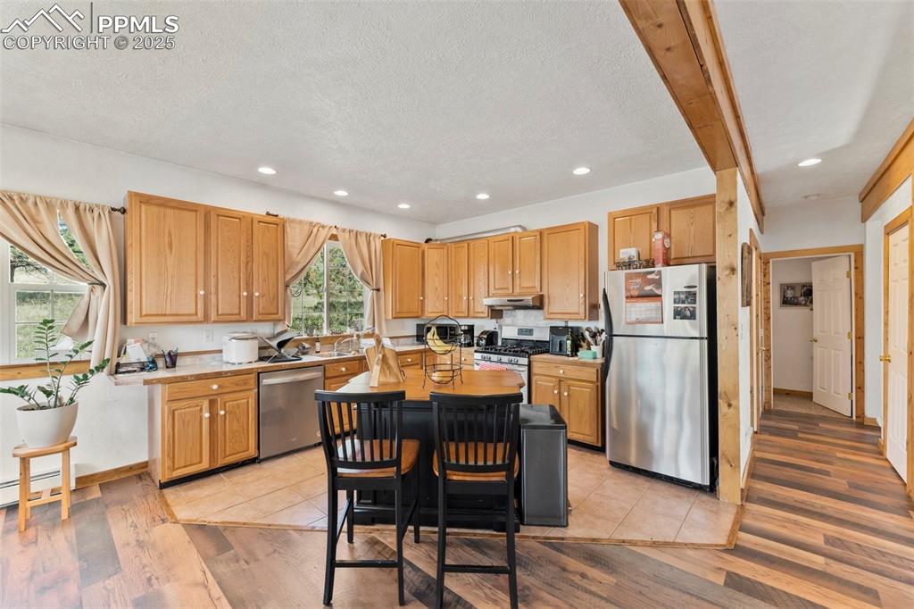 Image 6 of 40: Kitchen