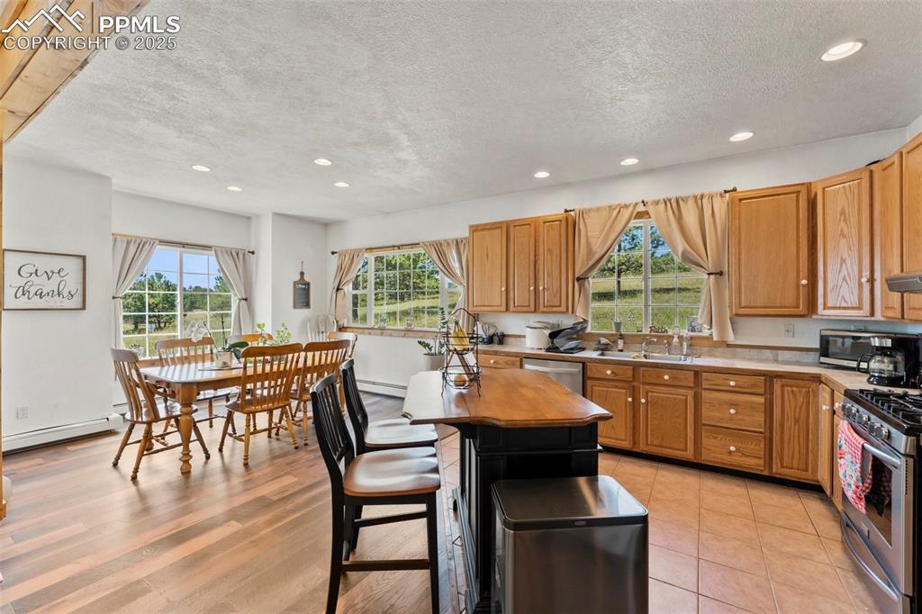 Image 7 of 40: Kitchen