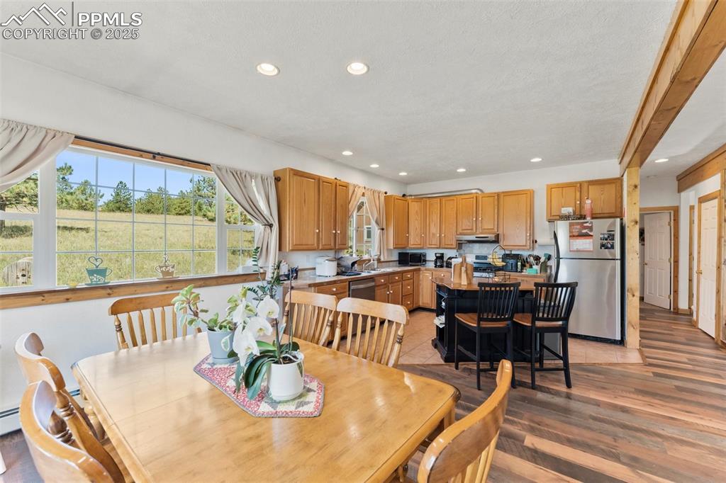 Image 8 of 40: Dining Area