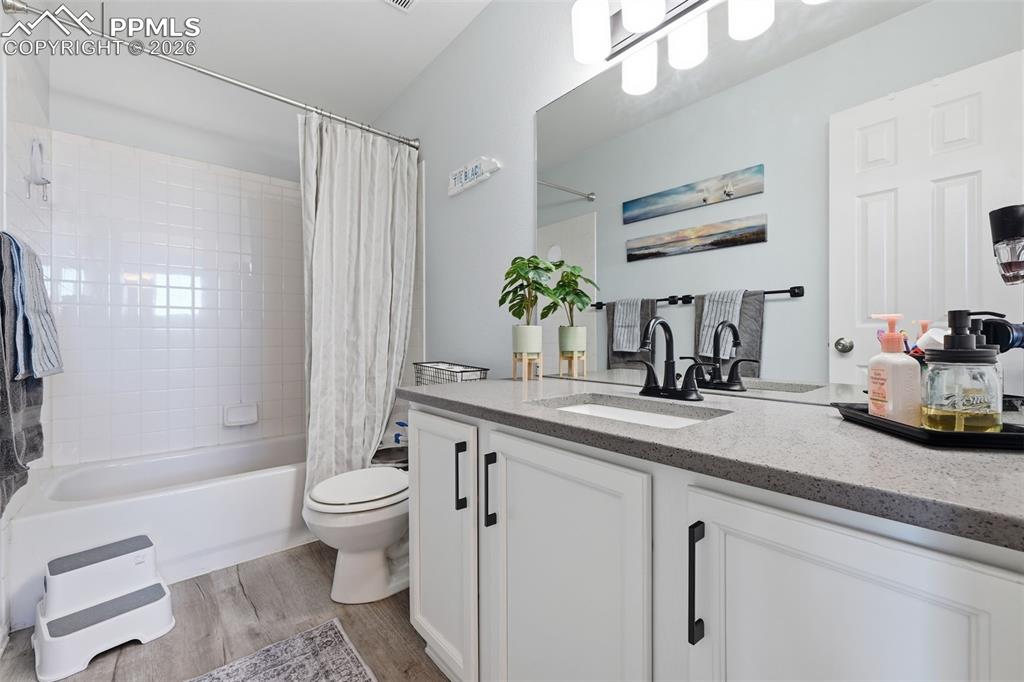 Image 20 of 24: Bathroom