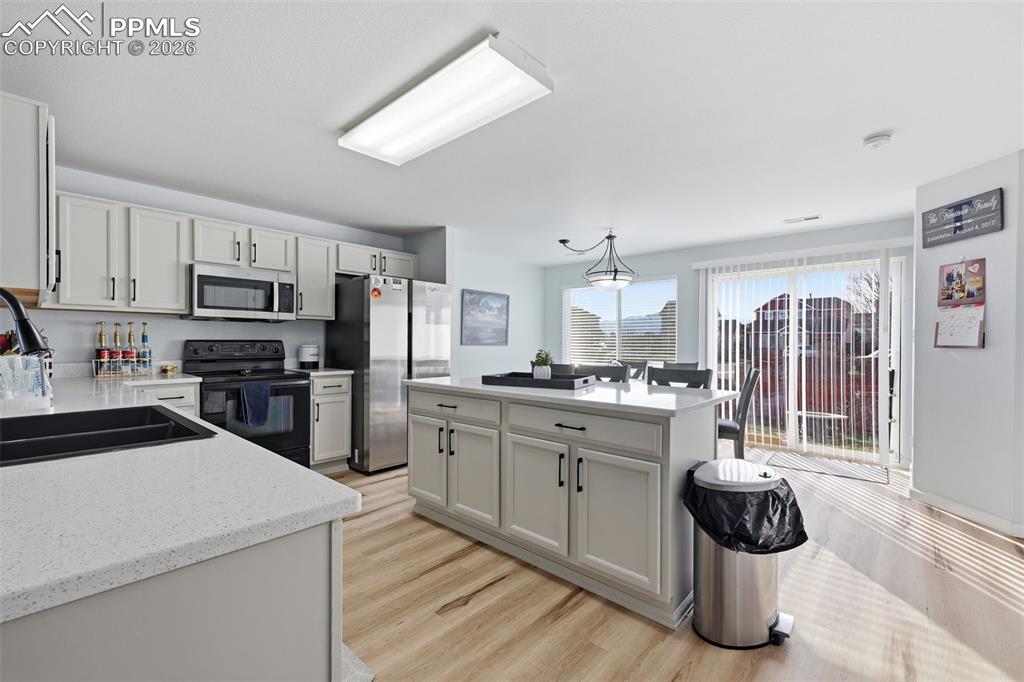 Image 7 of 24: Kitchen