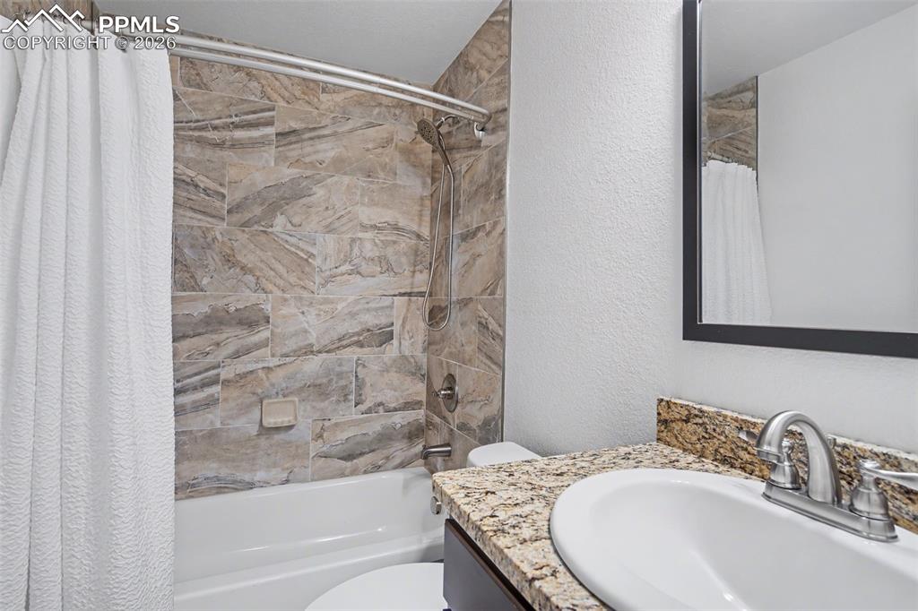 Image 21 of 26: Bathroom