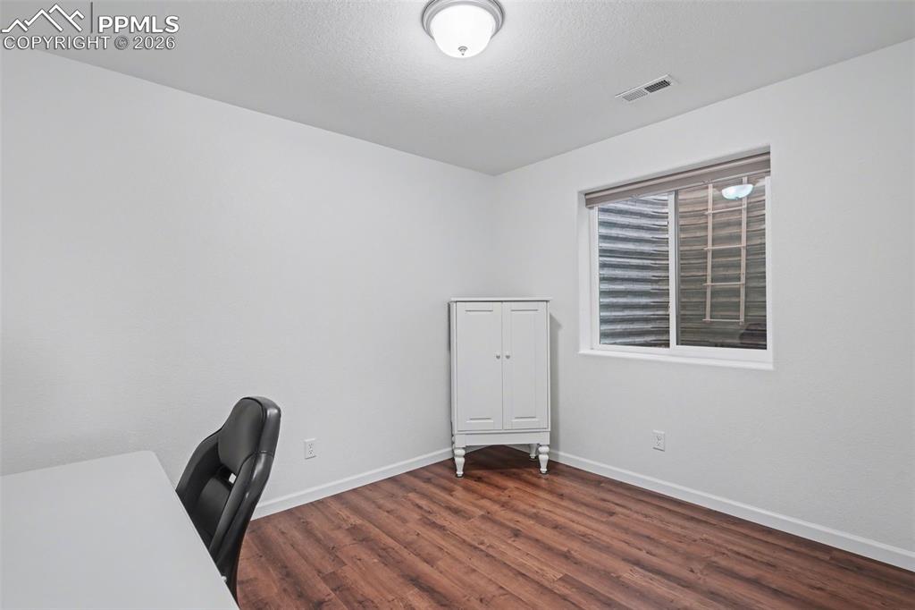 Image 22 of 26: Office