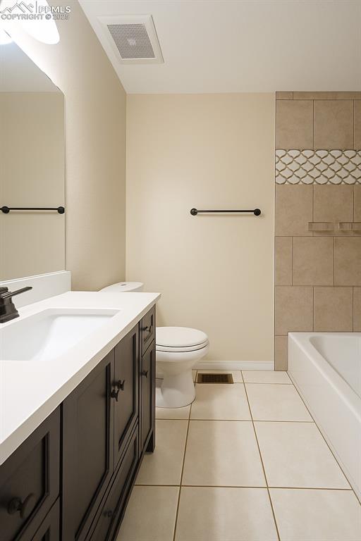 Image 13 of 16: Bathroom