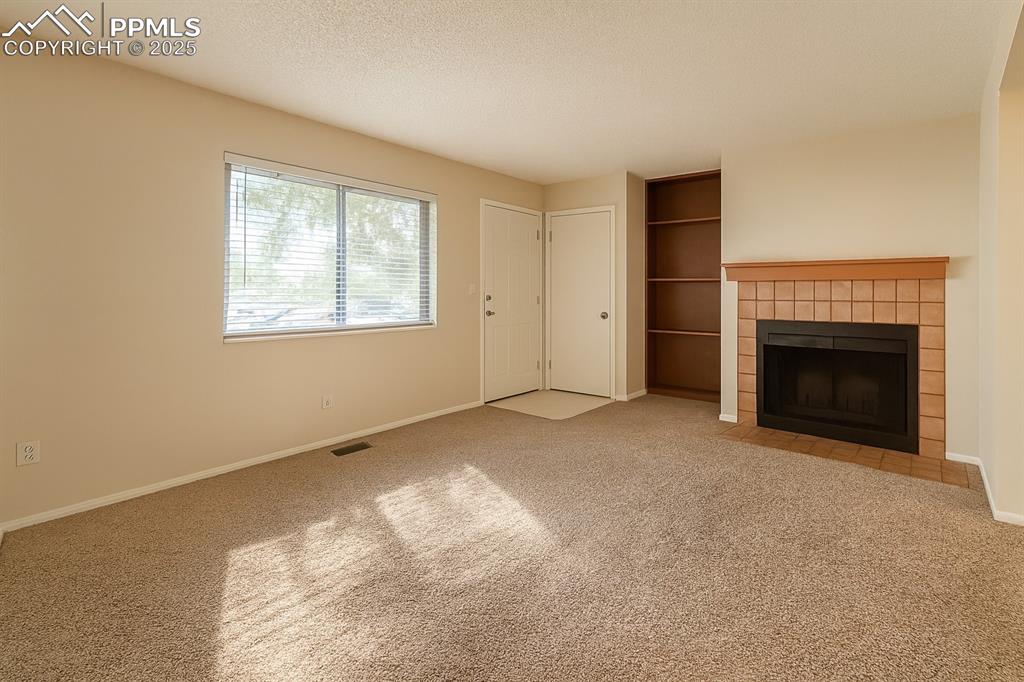 Image 4 of 16: Living Room