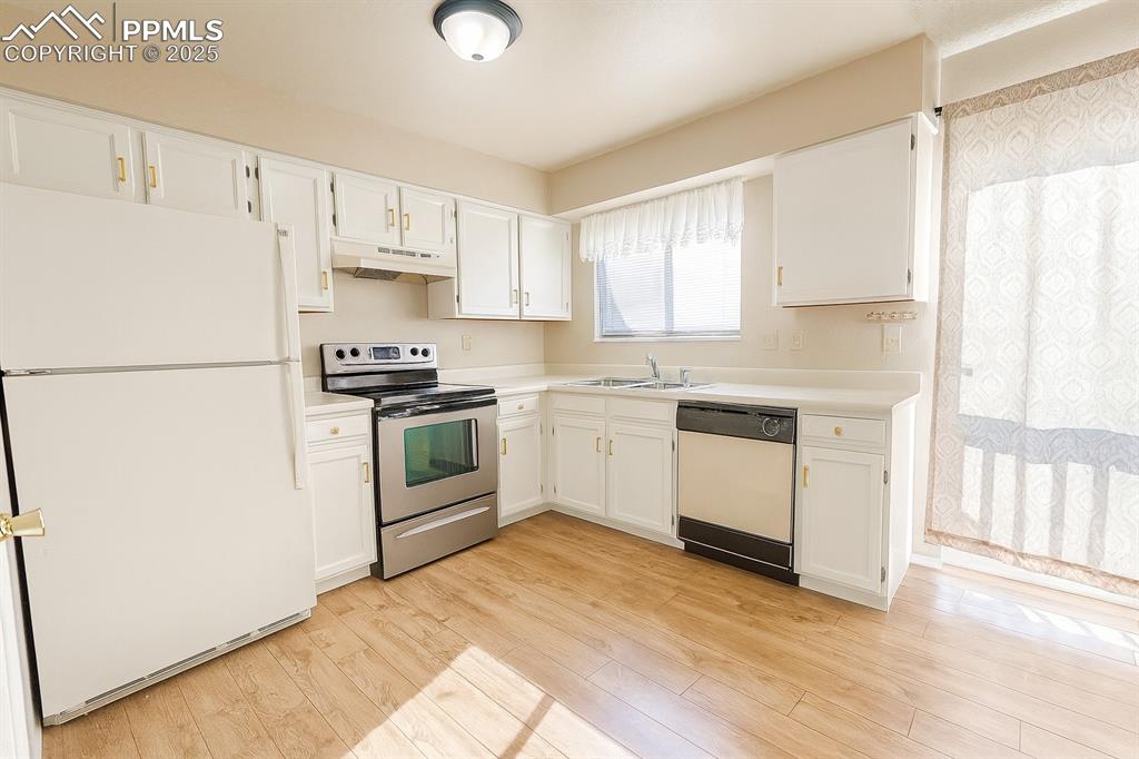 Image 6 of 16: Kitchen