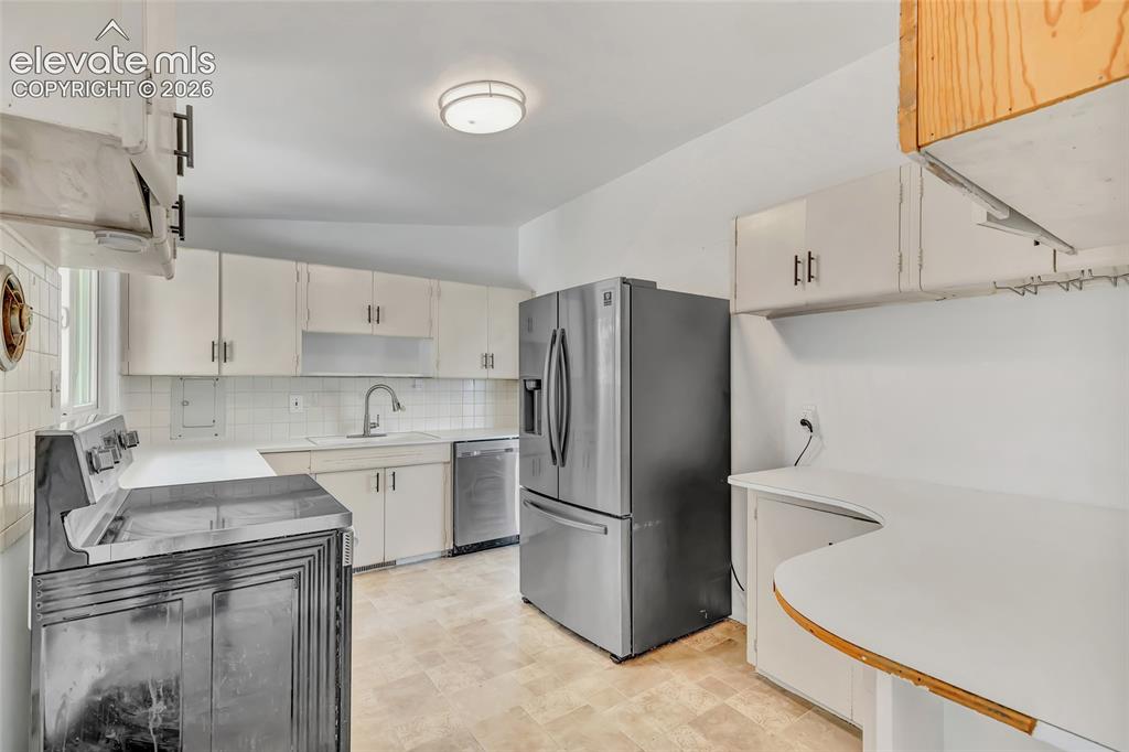 Image 14 of 50: Kitchen