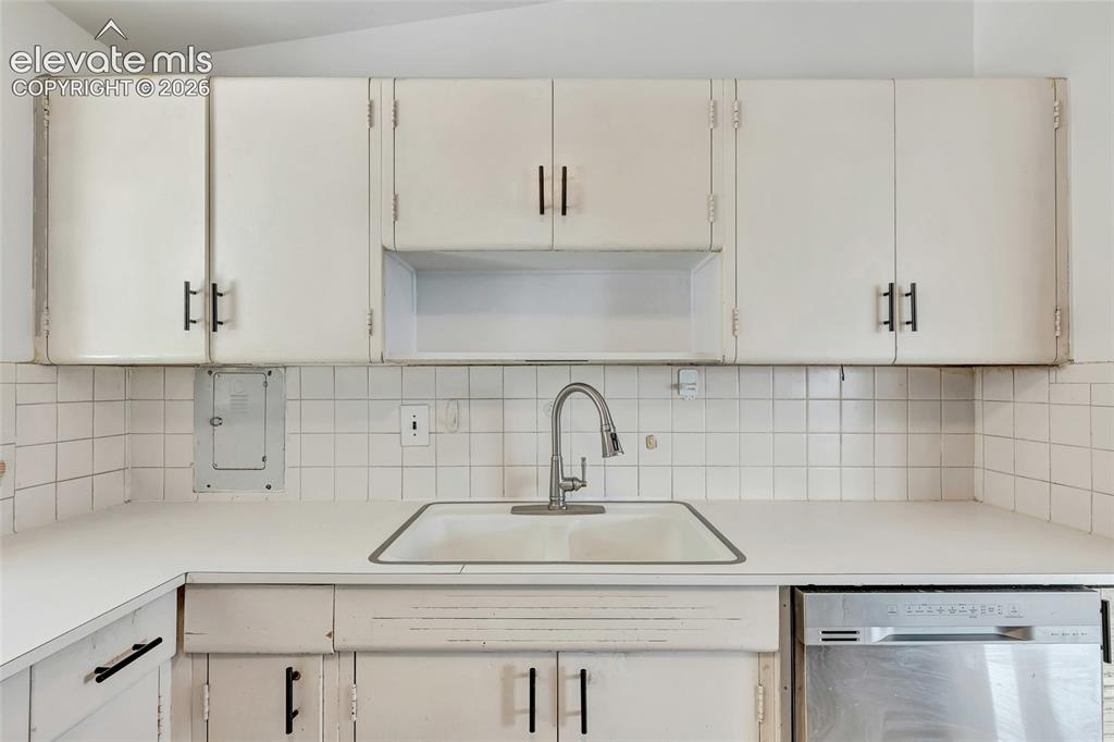 Image 15 of 50: Kitchen