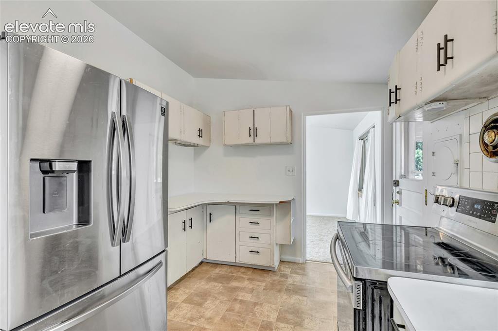 Image 16 of 50: Kitchen