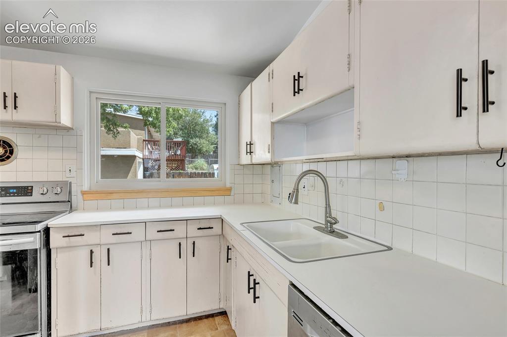 Image 17 of 50: Kitchen