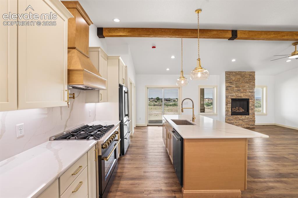 Image 10 of 48: Kitchen