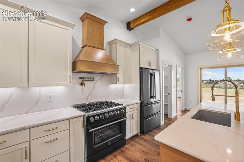 Image 11 of 48: Kitchen