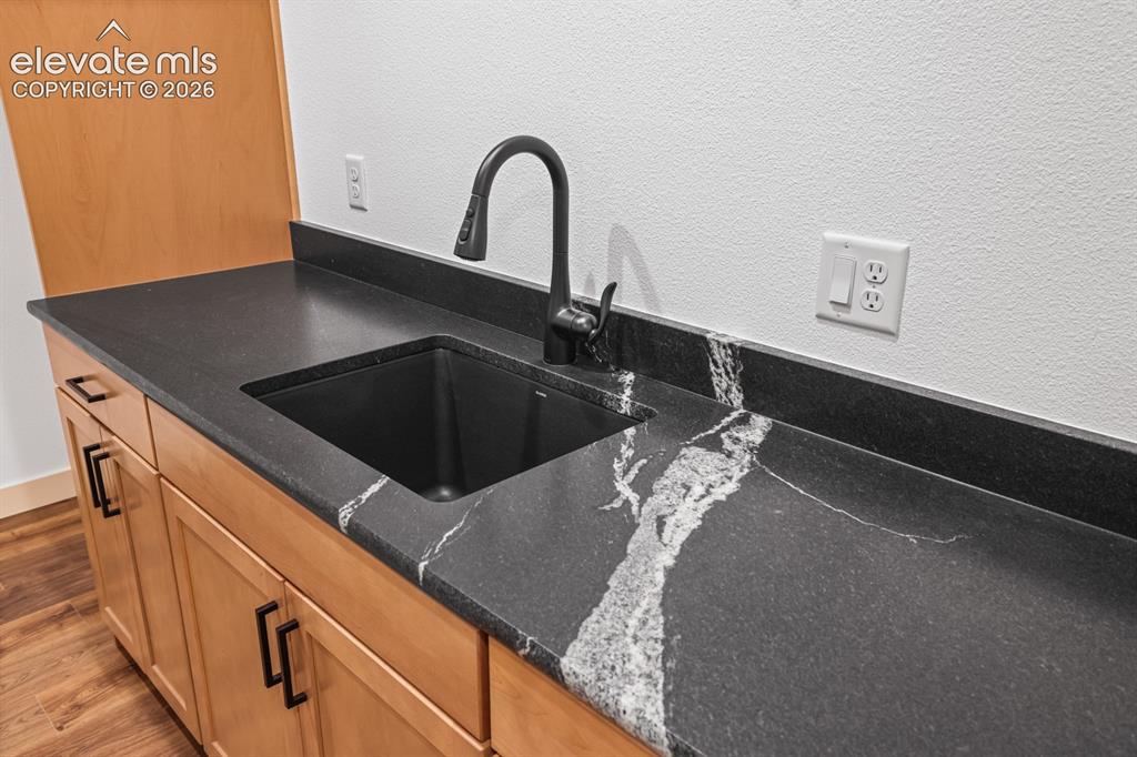 Image 35 of 48: Wet bar
