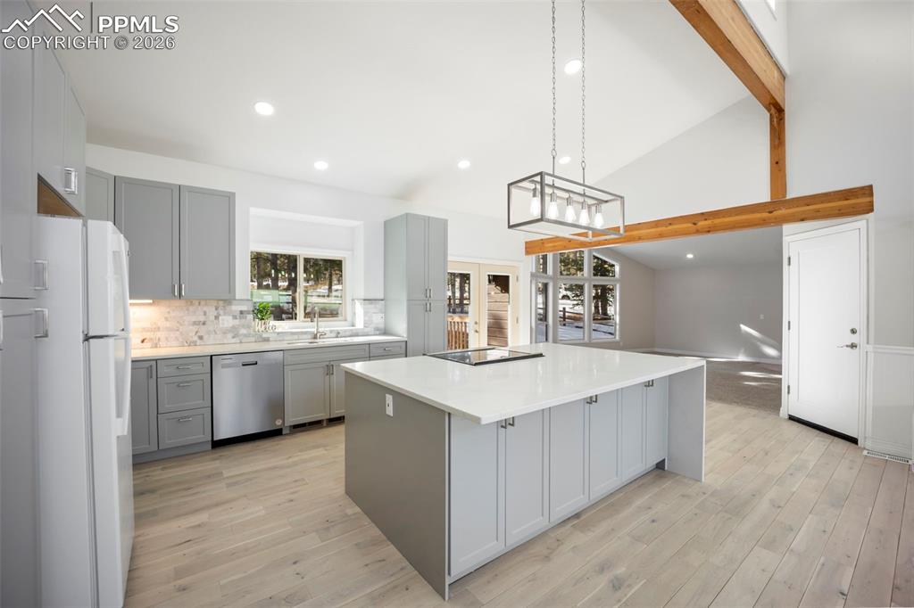 Image 15 of 48: Kitchen