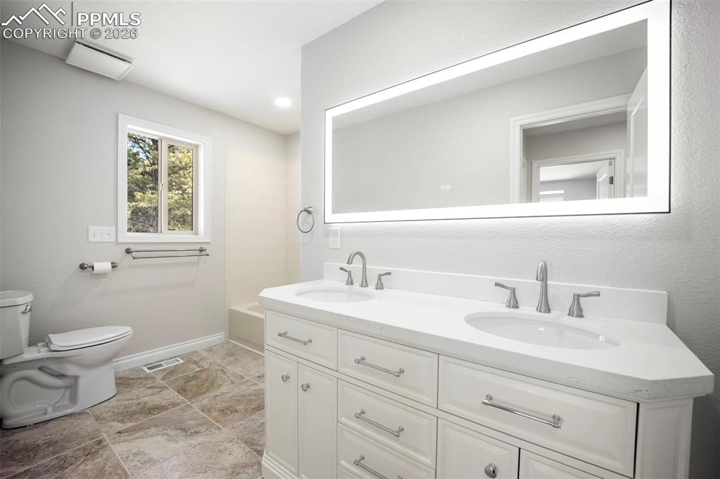 Image 26 of 48: Bathroom