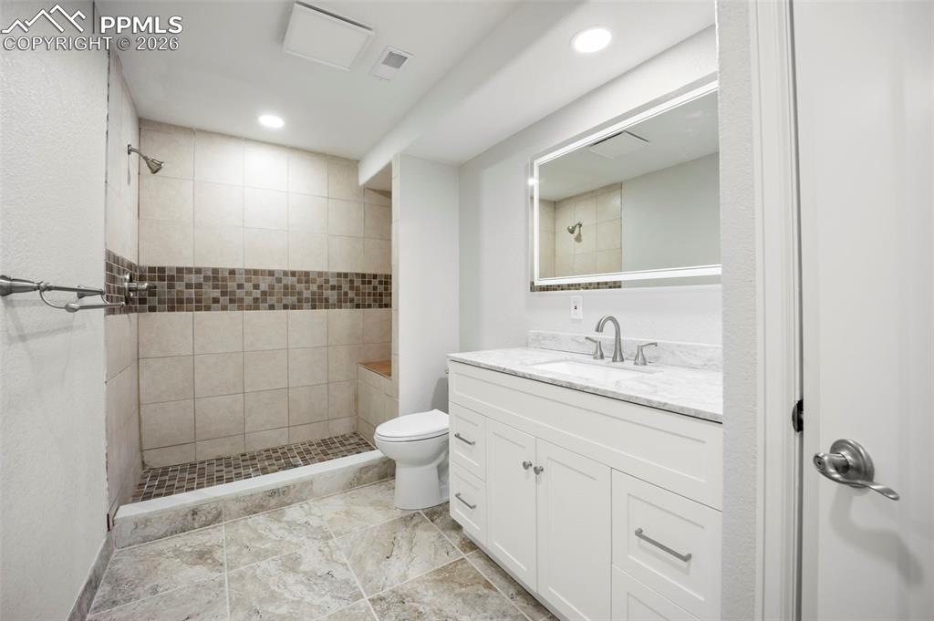 Image 28 of 48: Bathroom