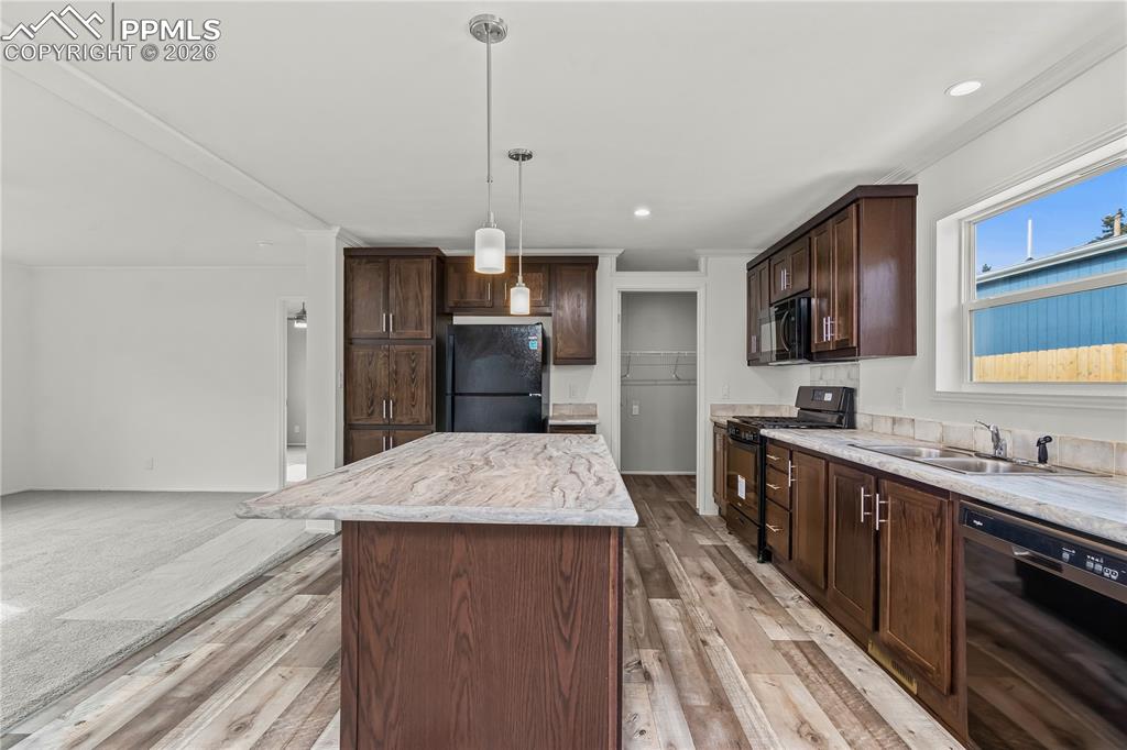 Image 19 of 29: Kitchen