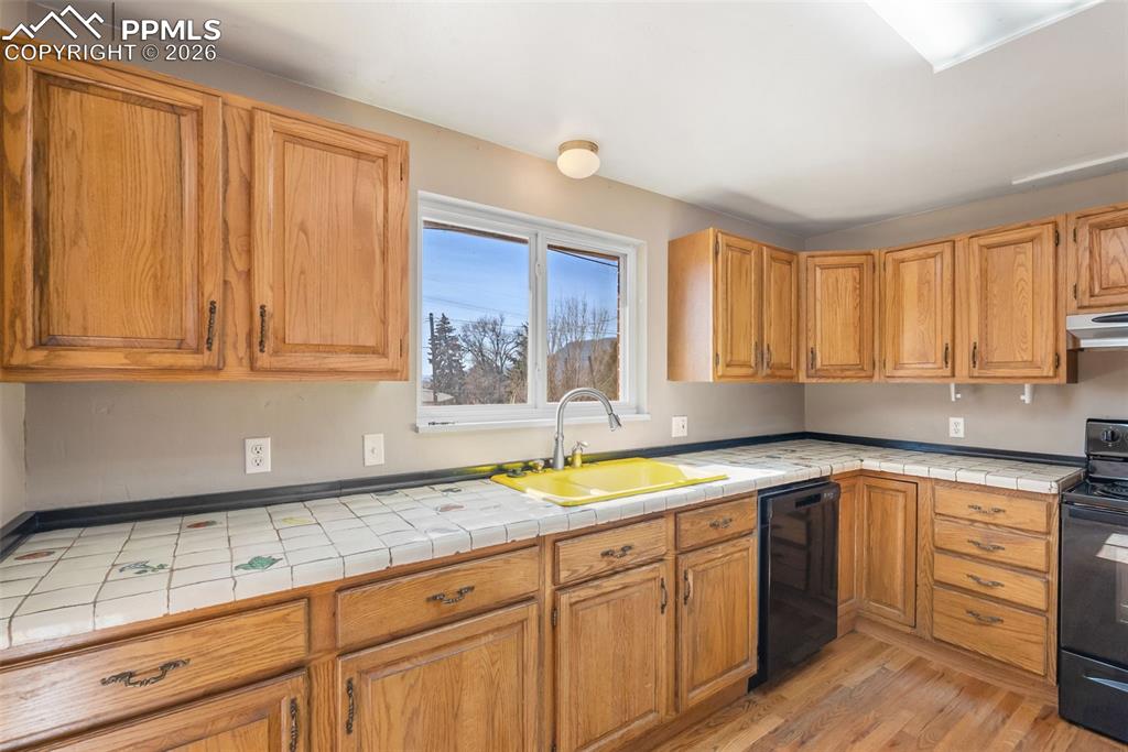 Image 12 of 45: Kitchen