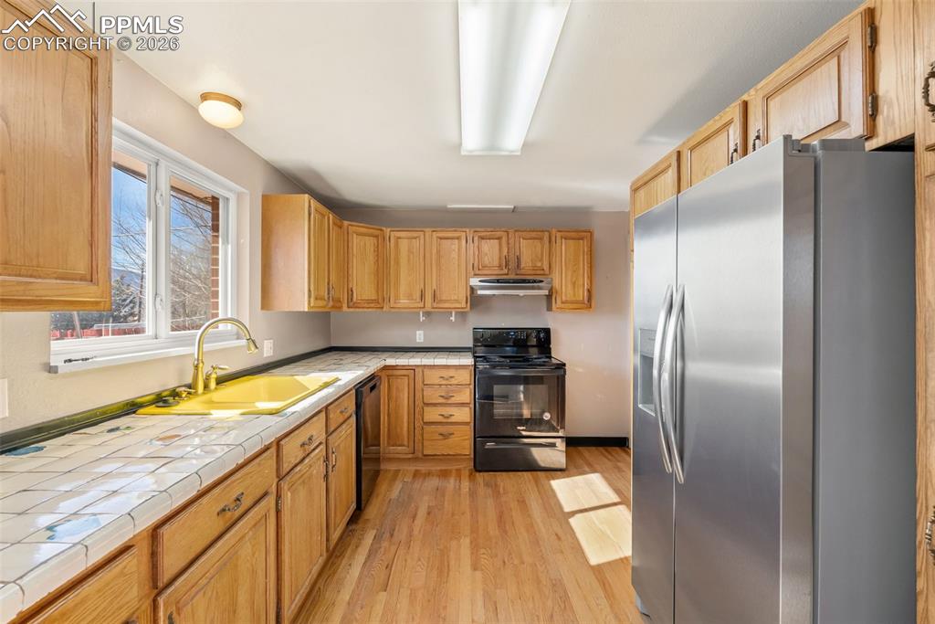 Image 13 of 45: Kitchen