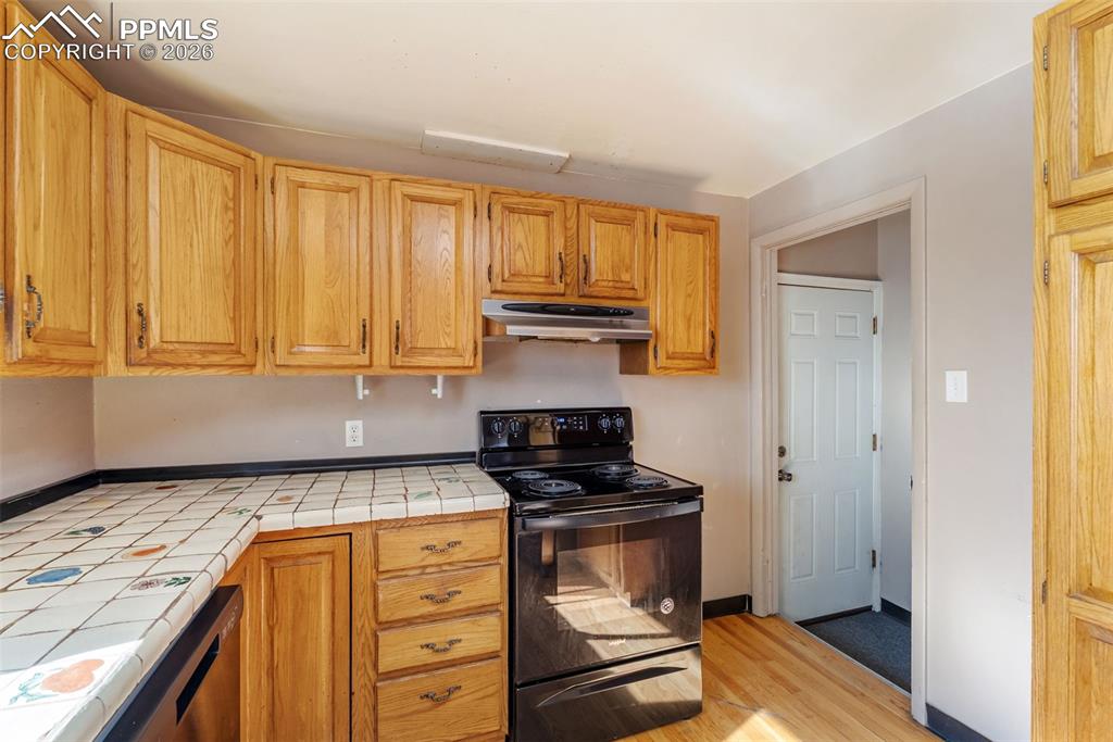 Image 17 of 45: Kitchen