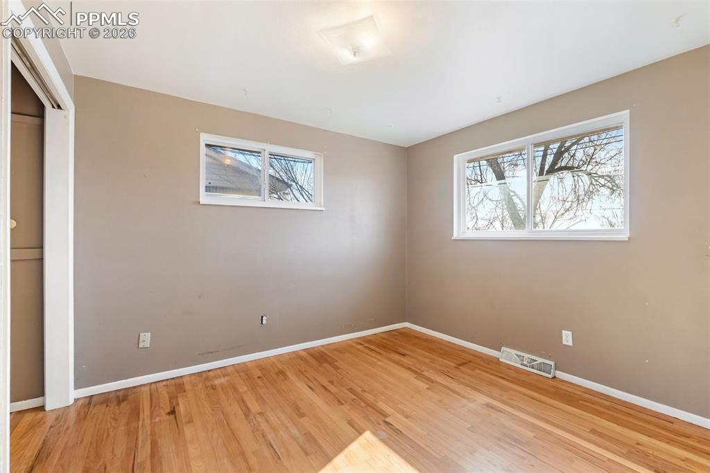 Image 22 of 45: Bedroom