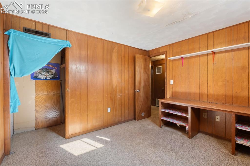 Image 31 of 45: Bedroom