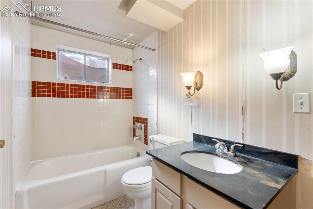 Image 32 of 45: Bathroom