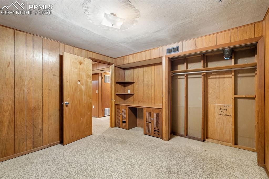 Image 34 of 45: Bedroom