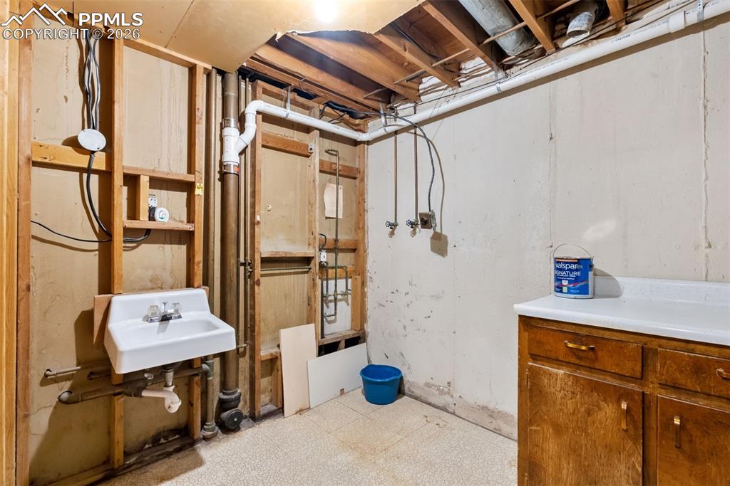 Image 35 of 45: Utility Room