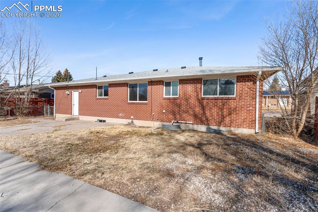 Image 38 of 45: Yard