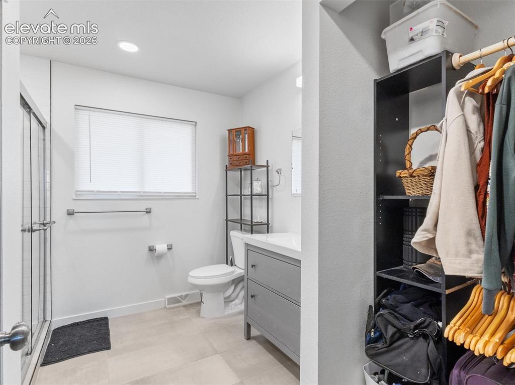Image 15 of 31: Bathroom