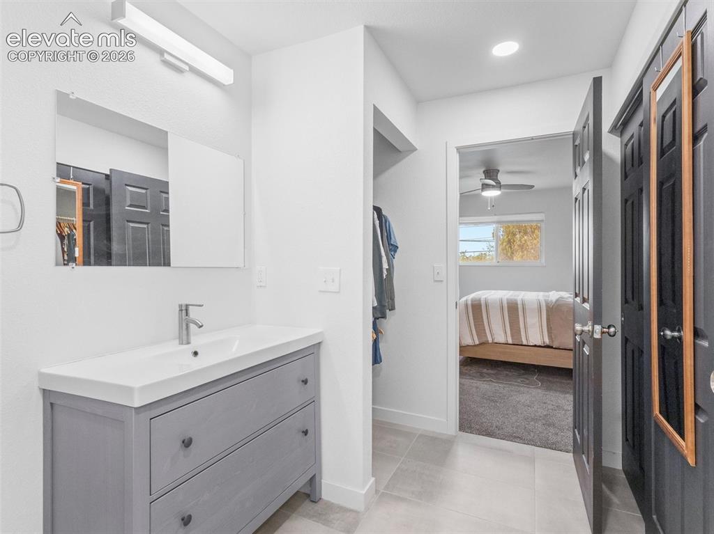 Image 16 of 31: Bathroom