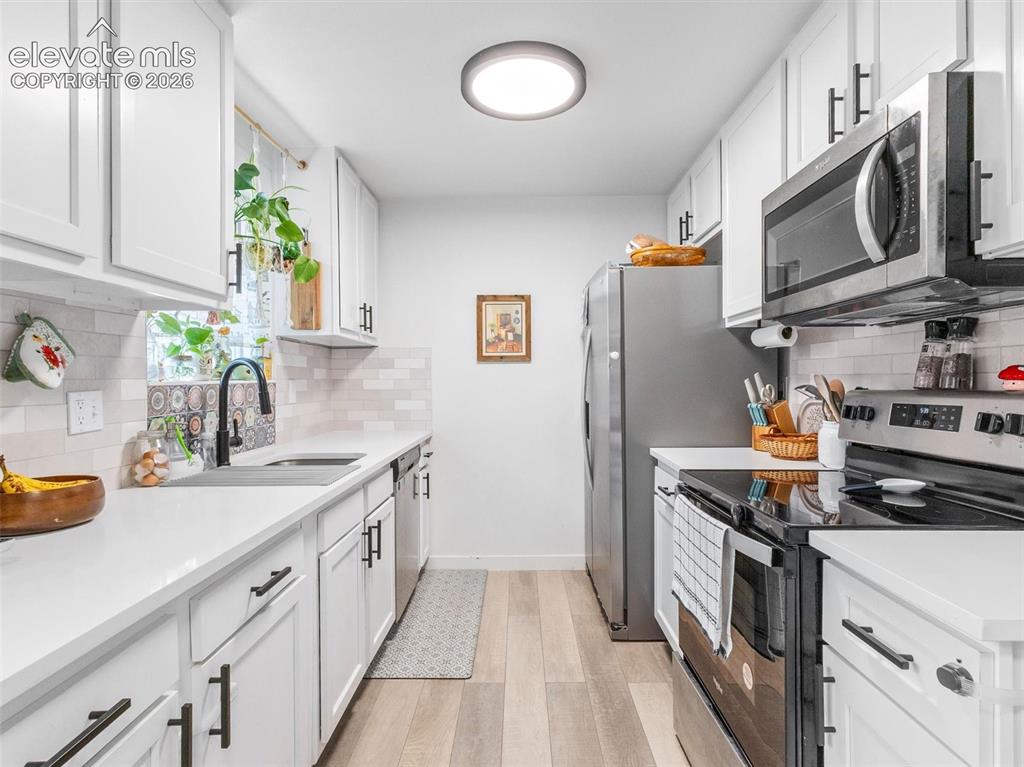 Image 7 of 31: Kitchen