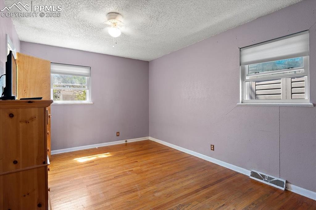 Image 13 of 20: Bedroom