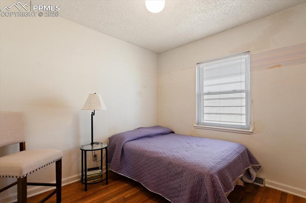 Image 15 of 20: Bedroom