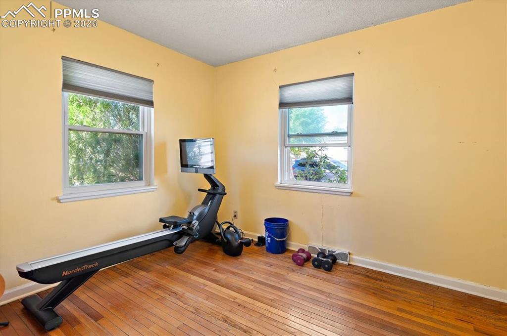 Image 16 of 20: Bedroom